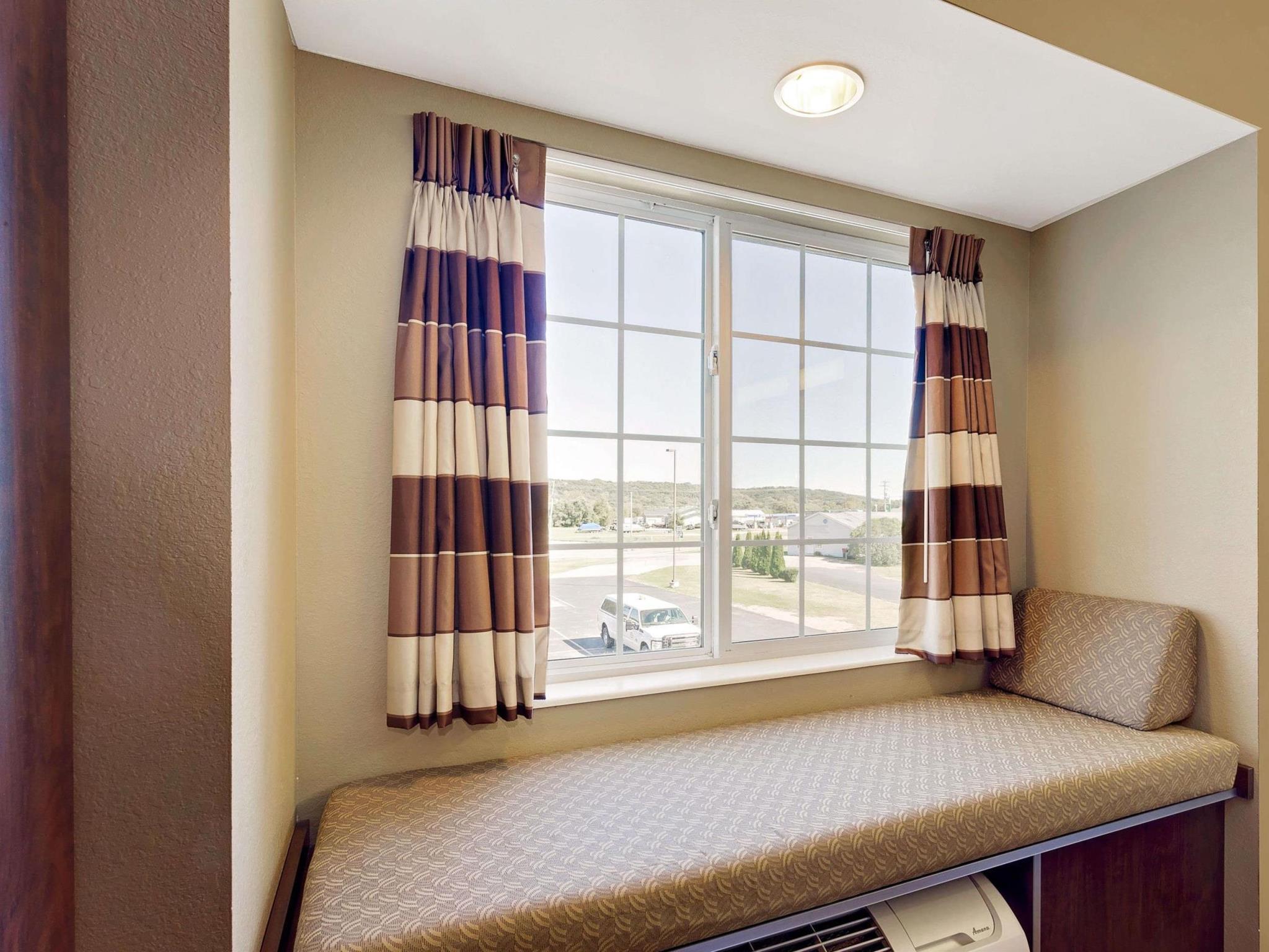 Microtel Inn & Suites By Wyndham Prairie Du Chien Bagian luar foto